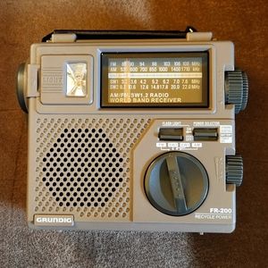 Grundig FR-200 Emergency World Band Radio AM/FM/SW 1 and 2 World Receivers